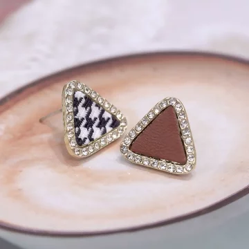 千鳥黑咖三角型×不對稱耳環.avif