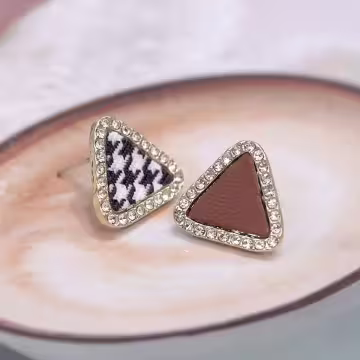 千鳥黑咖三角型×不對稱耳環