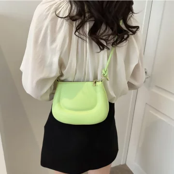 簡約硬殼馬鞍包×肩背包×綠色.avif