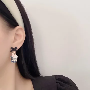 仙境魔法兔×不對稱吊墜耳環.avif