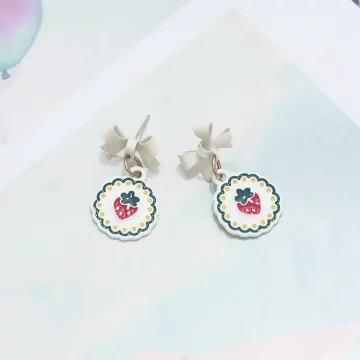 白奶油小紅莓×不對稱吊墜耳環.avif