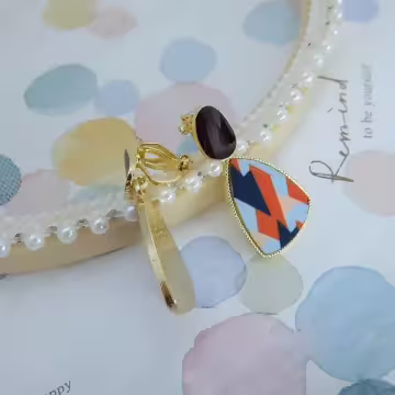 酒紅三角幾何紋×三角耳夾