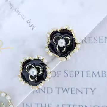 小香風珍珠山茶花×螺旋耳夾×共二色
