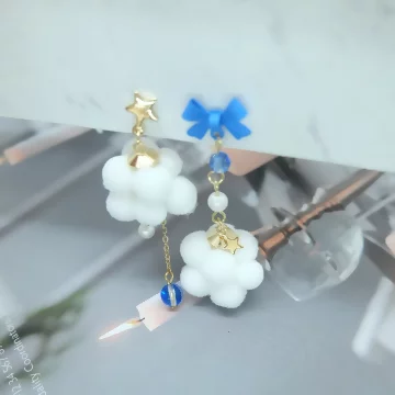 藍領結棉花雲朵×不對稱吊墜耳環.avif
