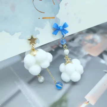 藍領結棉花雲朵&times;不對稱三角耳夾.avif