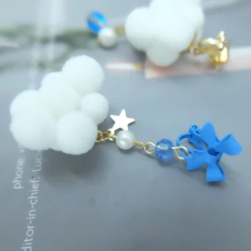 藍領結棉花雲朵&times;不對稱三角耳夾.avif