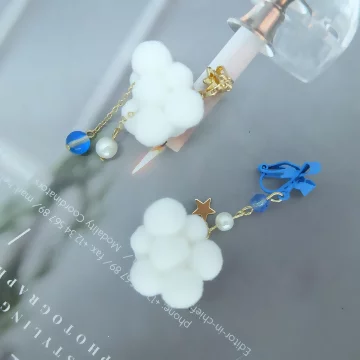 藍領結棉花雲朵&times;不對稱三角耳夾.avif