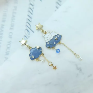 雲朵上的兔子×不對稱吊墜耳環.avif