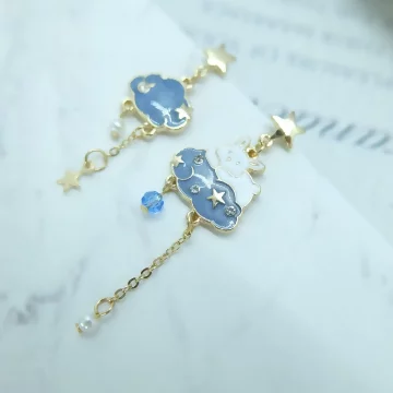 雲朵上的兔子×不對稱吊墜耳環.avif