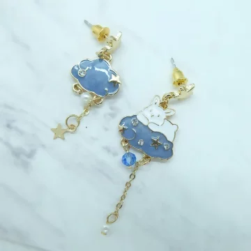 雲朵上的兔子×不對稱吊墜耳環.avif