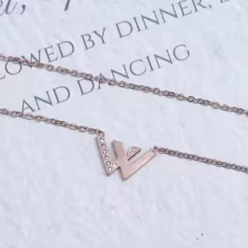 316鋼飾×經典W字母×鎖骨項鍊×玫瑰金
