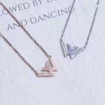 316鋼飾×經典W字母×鎖骨項鍊×玫瑰金