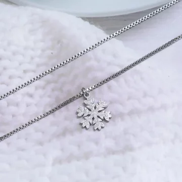 旋轉雪花飄×中性長項鍊.avif