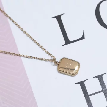 316鋼飾×字母吊牌×鎖骨項鍊×金色.avif