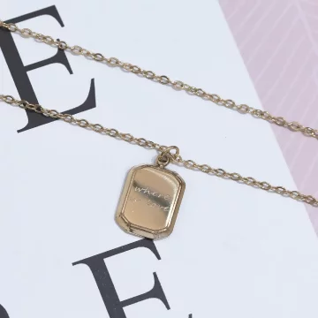 316鋼飾×字母吊牌×鎖骨項鍊×金色.avif