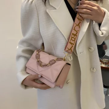 撞色鍊條織帶菱紋包×斜背包×粉色.avif