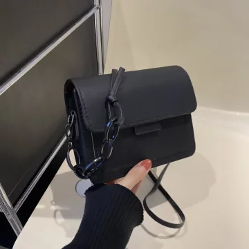 不對稱背帶掀蓋小方包×斜背包×黑色.avif