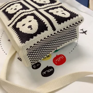 四格小熊×針織×斜背包.avif