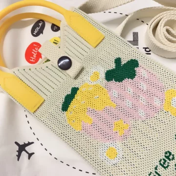 粉嫩草莓×針織×斜背包.avif