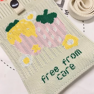 粉嫩草莓×針織×斜背包.avif