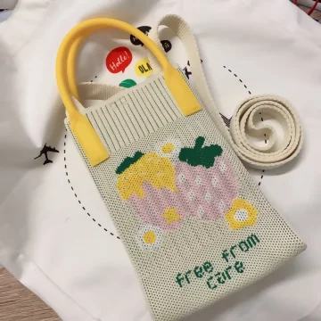 粉嫩草莓×針織×斜背包.avif
