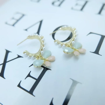 C字珍珠蝴蝶×耳環 .avif