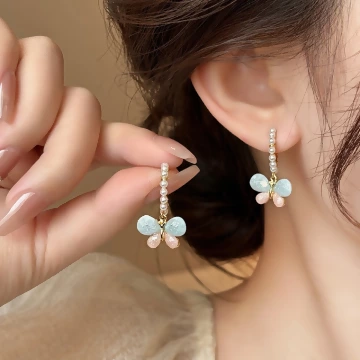 C字珍珠蝴蝶×耳環 .avif