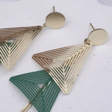 撞色鏤空雙層三角型&times;吊墜耳環 .avif