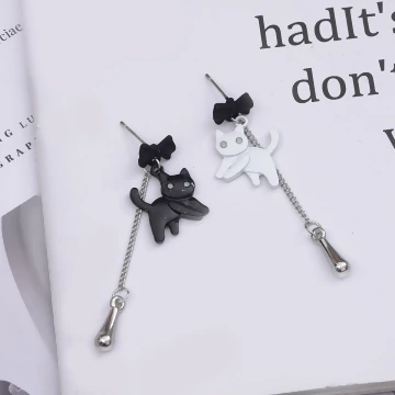黑白雙貓×不對稱吊墜耳環 .avif