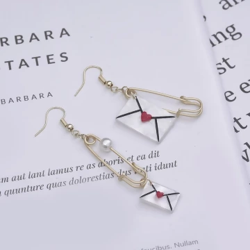 廻紋針信封×不對稱吊墜耳環 .avif