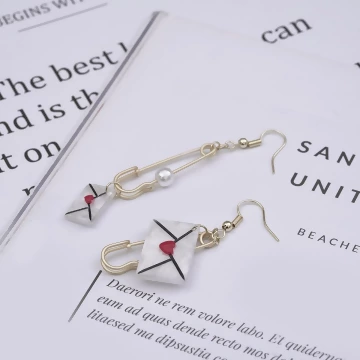 廻紋針信封×不對稱吊墜耳環 .avif