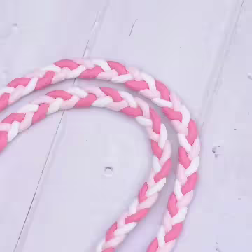 撞色麻花辮×手機斜背雙勾掛繩×白粉