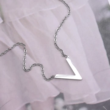 316鋼飾×雅緻V字母×鎖骨項鍊×銀色.avif
