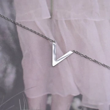 316鋼飾×雅緻V字母×鎖骨項鍊×銀色.avif