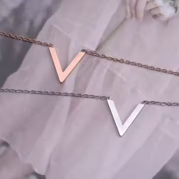 316鋼飾×雅緻V字母×鎖骨項鍊×玫瑰金