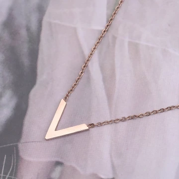 316鋼飾×雅緻V字母×鎖骨項鍊×玫瑰金.avif