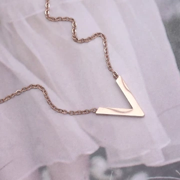316鋼飾×雅緻V字母×鎖骨項鍊×玫瑰金.avif