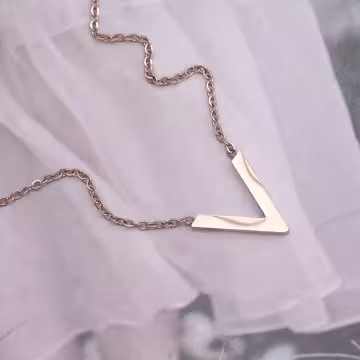 316鋼飾×雅緻V字母×鎖骨項鍊×玫瑰金