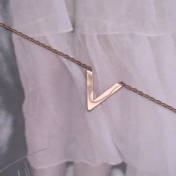 316鋼飾×雅緻V字母×鎖骨項鍊×玫瑰金.avif