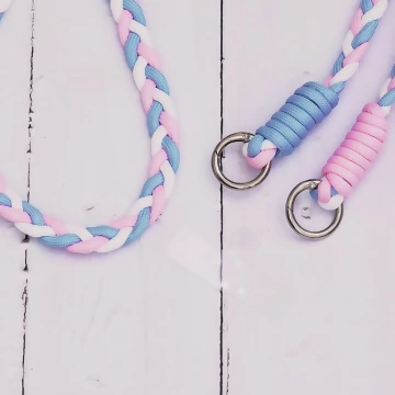 撞色麻花辮×手機斜背雙勾掛繩×藍粉.avif