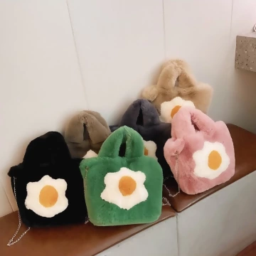 毛絨絨荷包蛋×鍊條斜背包×綠色.avif