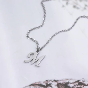 316鋼飾×經典M字母×鎖骨項鍊×銀色.avif
