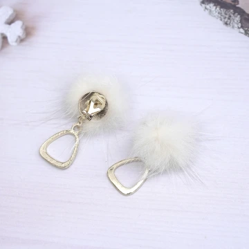 溫柔白毛球金屬×三角耳夾.avif