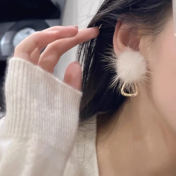 溫柔白毛球金屬×吊墜耳環.avif