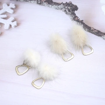 溫柔白毛球金屬×吊墜耳環.avif