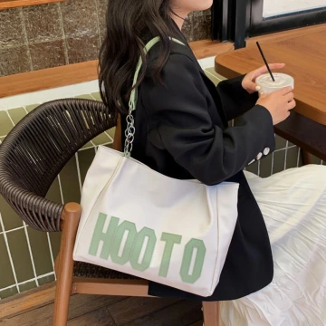 HOOTO字母皮革包×肩背包×白底綠字.avif
