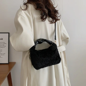 皺折提把毛絨小包方×斜背包×黑色.avif
