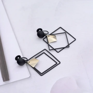 黑金多層幾何菱形&times;蚊香盤U型耳夾.avif