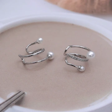 多層線條珍珠×U型耳骨夾.avif