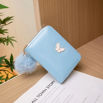亮漆皮革白蝴蝶毛球×拉鍊短皮夾×水藍.avif